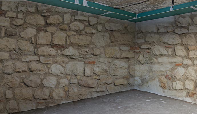 Uneven stone wall finishing